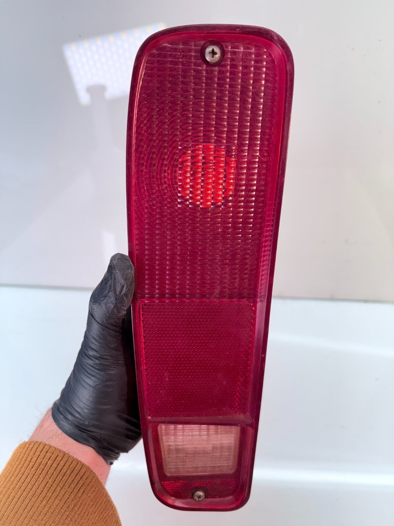 1975-1991 FORD E150 E250 E350 Drivers Left SIDE TAIL LIGHT E4UB-13405 C23-20