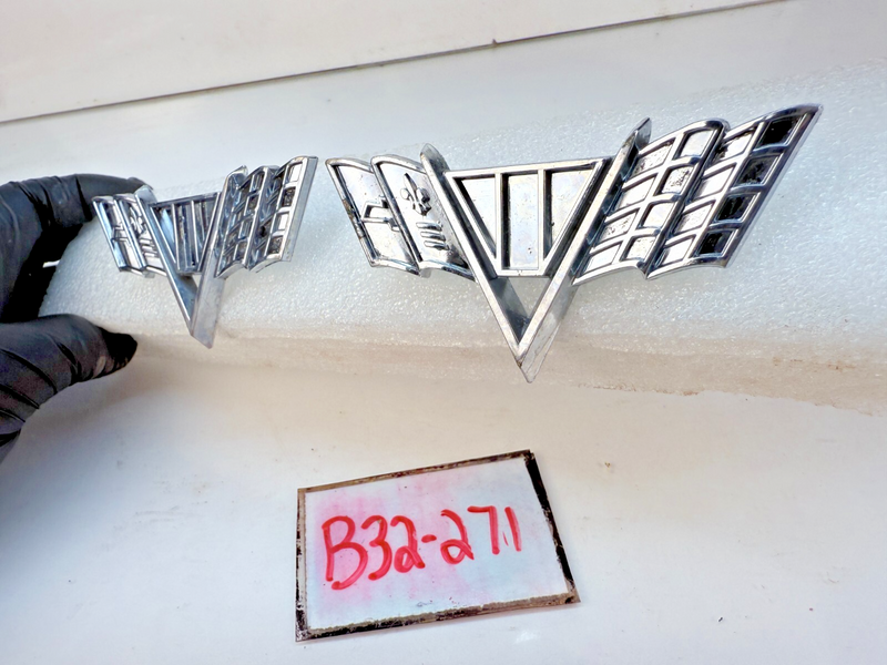 1963 - 1967 Chevy V8 FENDER EMBLEMS 3840318 Chevelle Vette Nova Impala B32-271