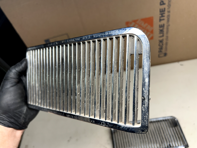 Original 1969 Chevrolet Chevelle Hood Inserts Grills 3915489 LH 3915490 RH B18-1