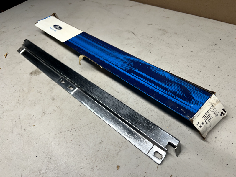 NOS 66 Thunderbird Hardtop/Convert RADIATOR GRILLE UPPER TRIM MOLDING U1C-B7-12