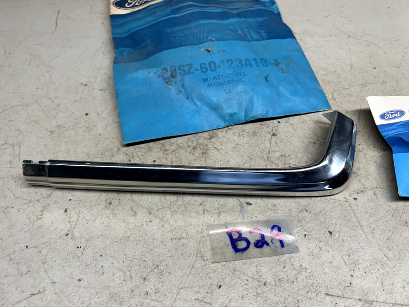 NOS 1977-1979 FORD THUNDERBIRD Rear Roof C Pillar TRIM Molding Corner 79 B29-70