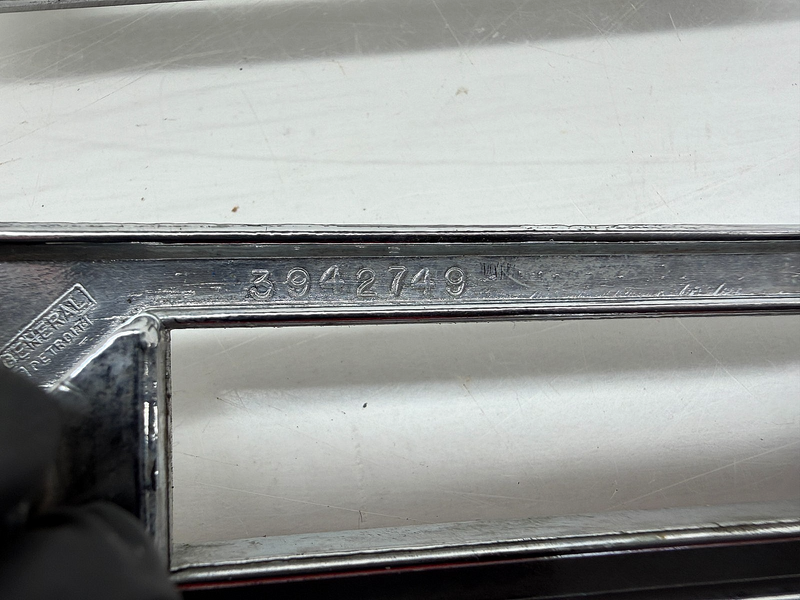 OEM 1969 GM Chevrolet Chevelle Front Rear Marker Lamp Bezel 3942749 E7-117