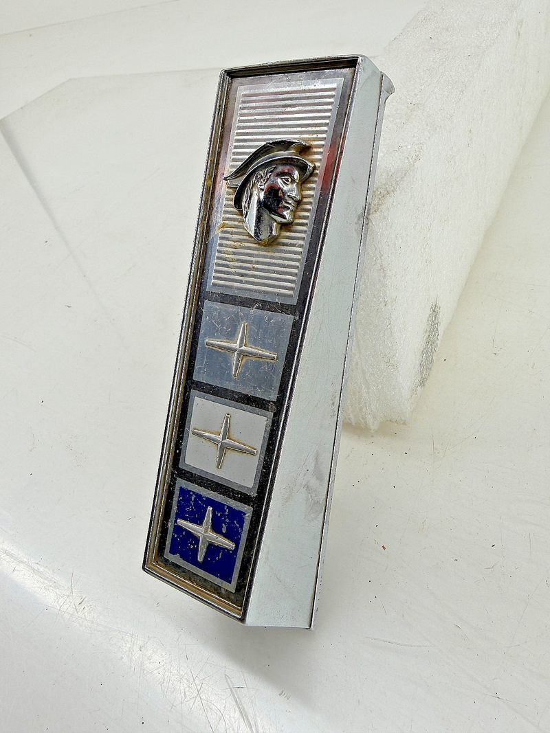 1965 1966 Comet Capri Caliente Cyclone GT FRONT GRILLE CENTER EMBLEM ORNAMENT