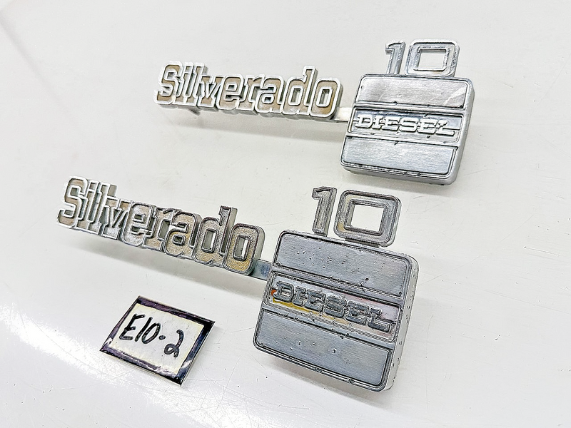 OEM 1975 - 1980 CHEVY SILVERADO 10 DIESEL FENDER EMBLEM PAIR 14016642 E10-2