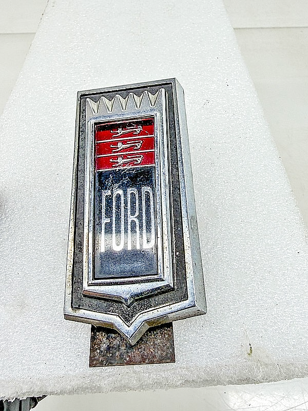 OEM 1971 1972 FORD CREST TRUNK HOOD EMBLEM 3 LIONS D1AB-8B369-BEC E10-32