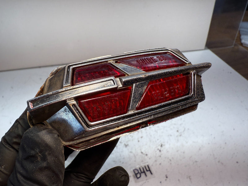 Rare Chrome OLDSMOBILE MARKER LIGHT GUIDE 35 HOUSING 39 SAE PI 68 OLDS B44-20