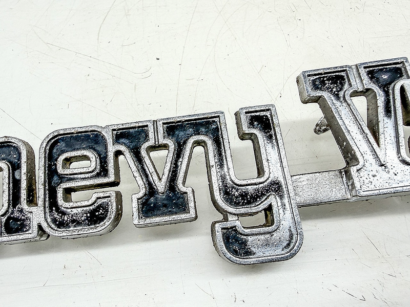 OEM 1981 - 1982 CHEVY VAN 10 G10 FENDER EMBLEM 363579 E10-5