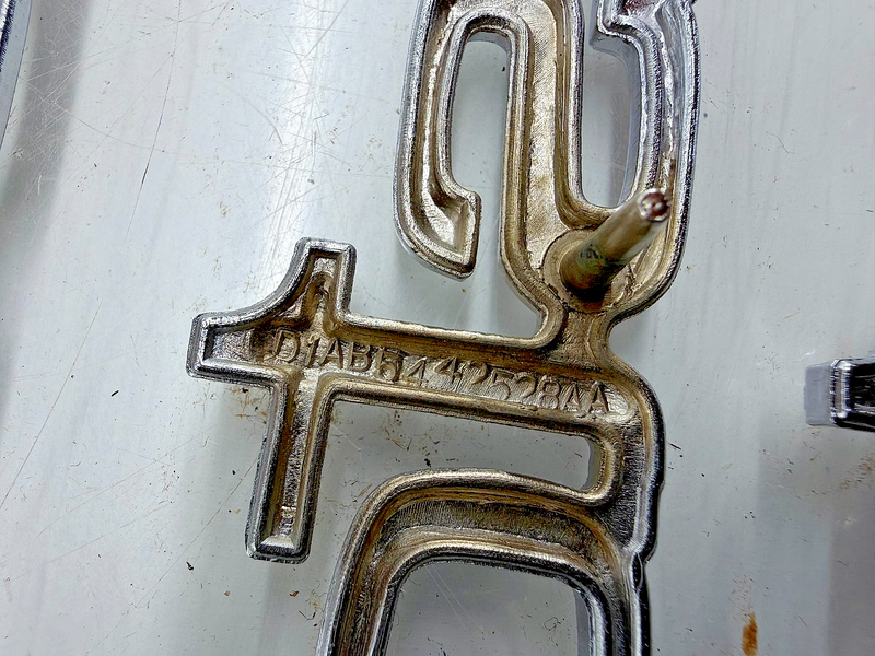 (1) NOS 1971 1972 Ford Galaxie LTD Body Side Emblem D1AZ-5442528 C56-19