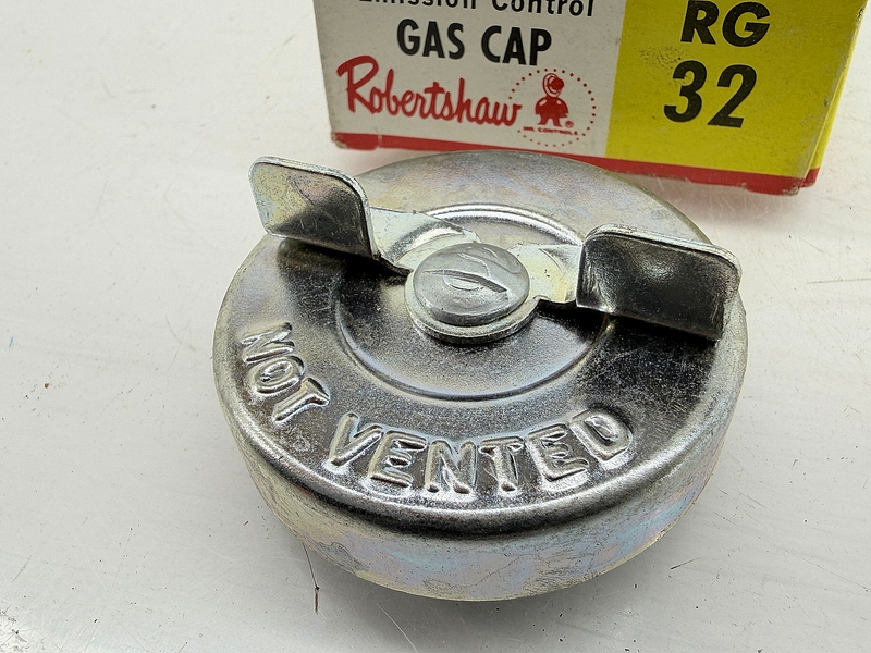 NOS VINTAGE 1960 - 1965 GM ROBERT SHAW EMISSION CONTROL GAS CAP RG 32 C64-91