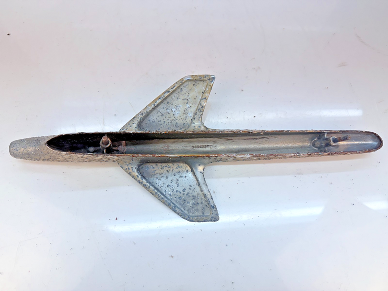 1951 Chevrolet Hood Emblem Ornament Jet Plate Wings Bullet Rocket 3695337 B3-27