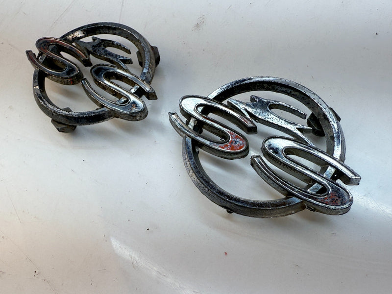 OEM 1962 CHEVY IMPALA SS PAIR EMBLEMS 3813889 GM QUARTER PANEL E5-11
