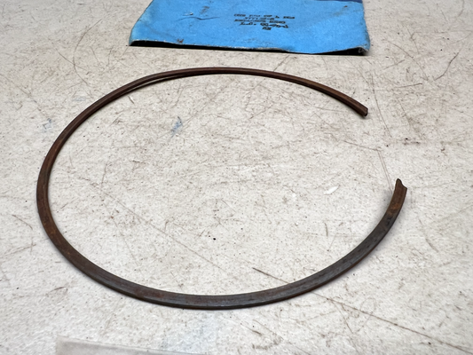 (1) NOS Genuine Ford Retainer 377132-S B31-132