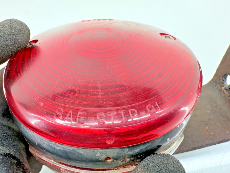 Signal-Stat SAE-STIL-70 License Plate Tail Light Bezel & Housing Rat Rod C37-29