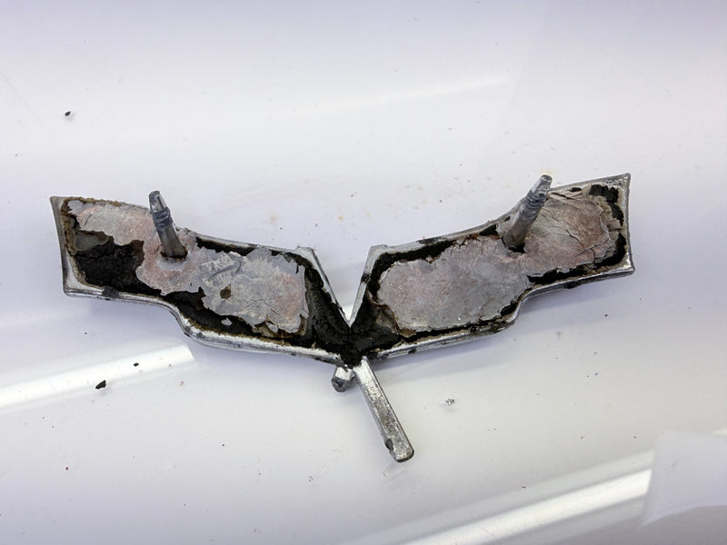 BRKN OEM 1977 - 1979 Chevrolet Corvette Gas Fuel Door Emblem 471295 E8-110