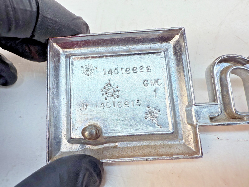 NICE OEM 1979 - 1984 GMC SUBURBAN TAILGATE DOOR EMBLEM GM 14016626 E8-2