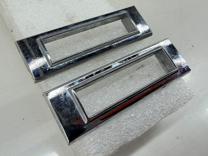 OEM 1969 GM Chevrolet Chevelle Front Rear Marker Lamp Bezel 3942749 E7-117