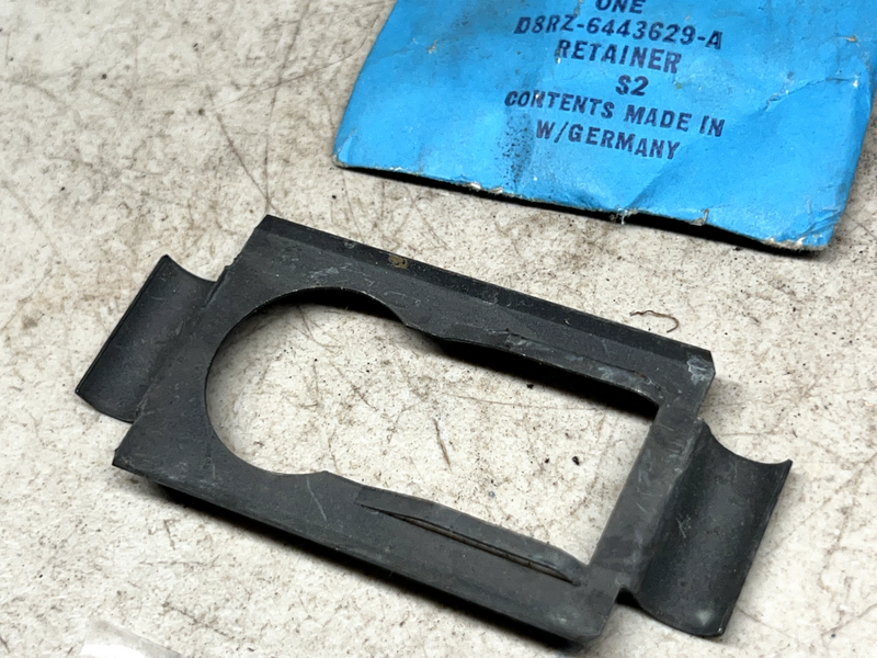 NOS OEM Ford D8RZ-6443629-A Lock Cylinder Retainer B29-A 80