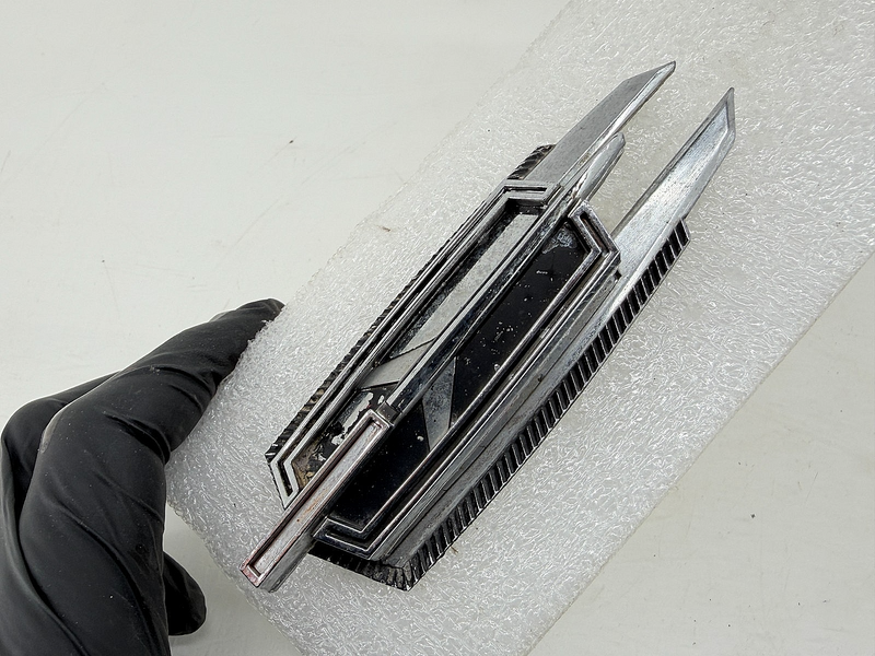 OEM 1971-1973 Oldsmobile Toronado Emblem Grille 408963 E9-64