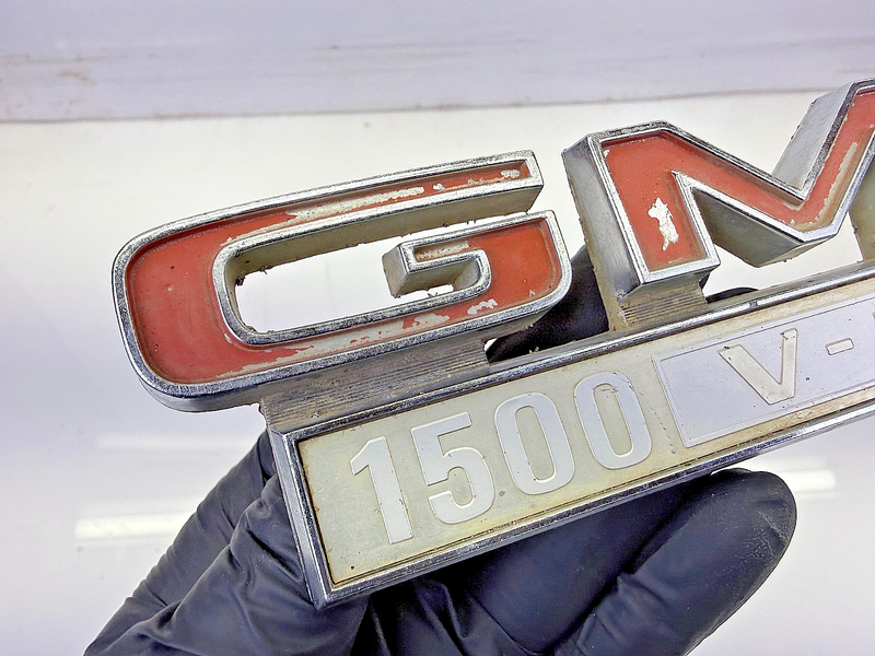 OEM 1967 - 1972 GMC Pickup Truck 1500 V-EIGHT FENDER EMBLEM 646067 Badge E8-75