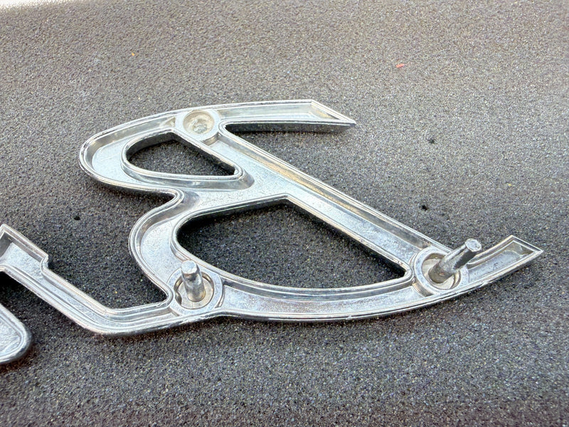 1966 - 1977 FORD CLASSIC BRONCO FENDER EMBLEM SCRIPT C7TB-16098-B E8-43