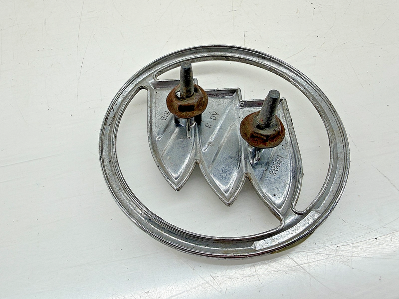 OEM 1986 1987 1988 1989 Buick Skyhawk Front End Fascia Emblem 25527519 E7-130