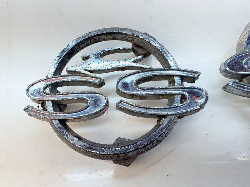 OEM 1962 CHEVY IMPALA SS PAIR EMBLEMS 3813889 GM QUARTER PANEL E5-11