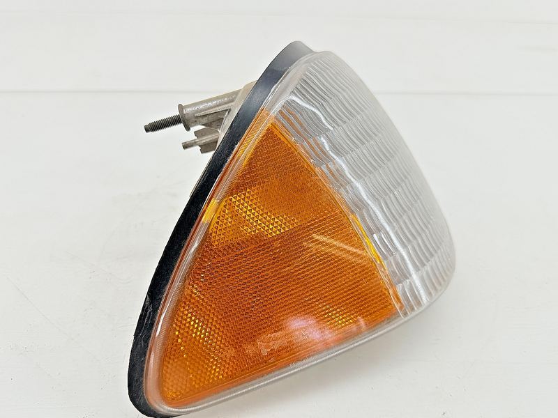 OEM 1987 - 1993 Mustang Foxbody RH Front Side Marker Light E7ZB-15A428-AC B25-42