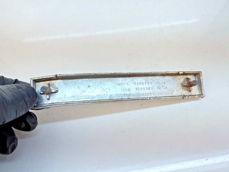 BRKN OEM Vintage 1969 - 1972 CHEVY TRUCK 8 350 FENDER EMBLEM 3950926 B32-217