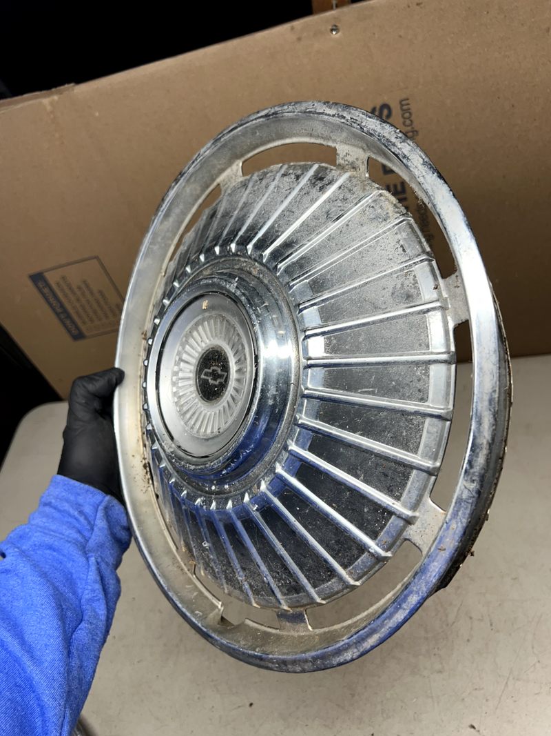 OEM GM 1964 Chevrolet Chevelle Malibu 14" Hubcap Wheel Center 64 B40-11