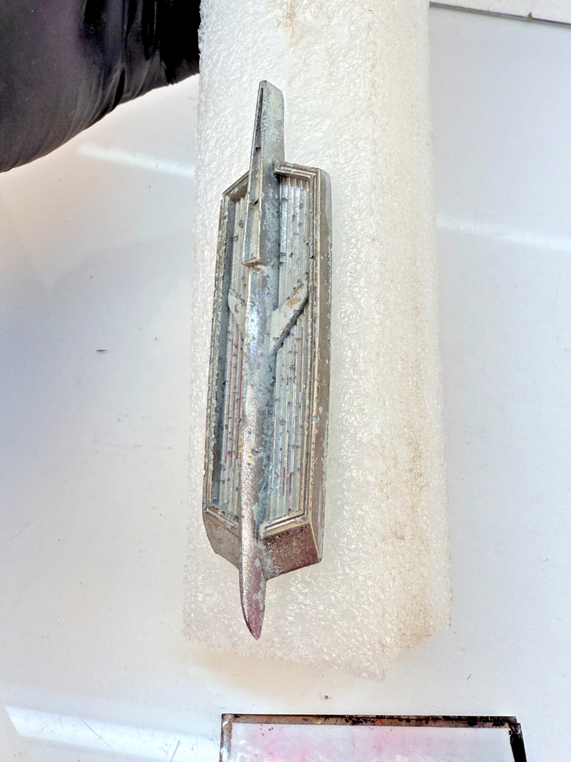 OEM 1966 67 OLDSMOBILE TORONADO FRONT END HEADER EMBLEM 390975 B32-204