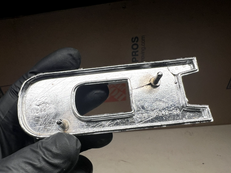 NOS 1971 -1974 FORD ECONOLINE CLUB WAGON RADIATOR GRILLE LETTER "D" NEW B26-12