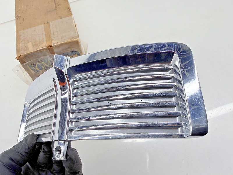 NOS GM 1962 OLDSMOBILE SUPER HOLIDAY 88 FRONT LH DOOR MOLDING CHROME 62 C51-22
