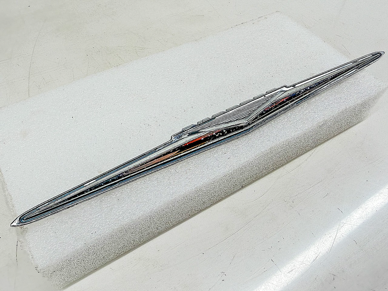 OEM 1960 - 1961 PONTIAC BONNEVILLE QUARTER PANEL EMBLEM 4816140 E10-26