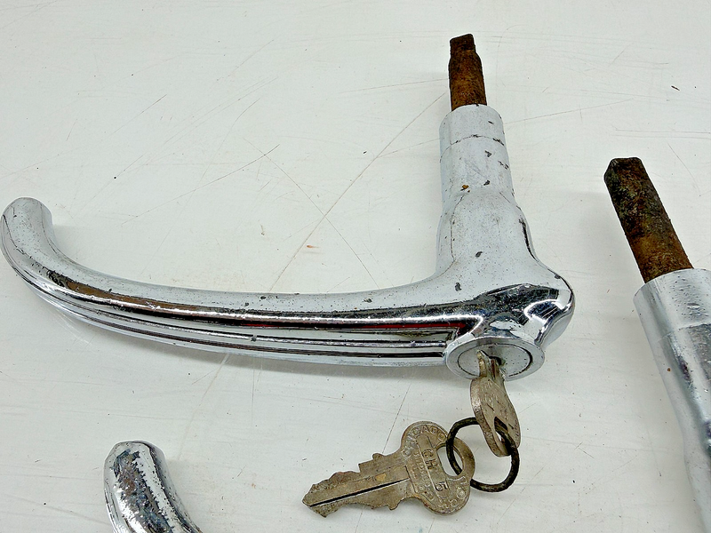 (1) Vintage 1930s 1940s CHEVY GM GMC Deck Lid Trunk Handle w/ Lock & Key C34-40