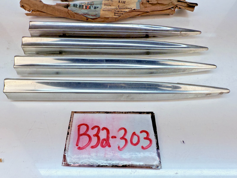 (1) NOS 1946 - 1948 BUICK SUPER & ROADMASTER SPEAR MOLDING TRIM 1328943 B32-303