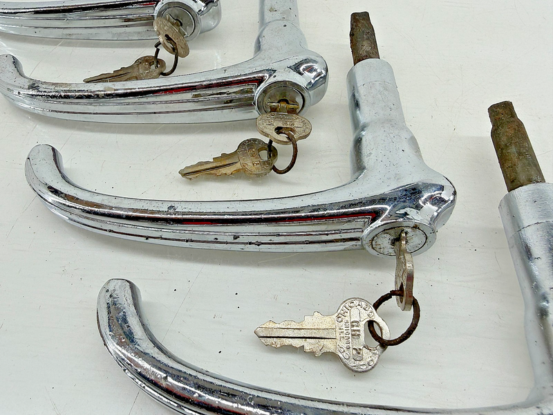 (1) Vintage 1930s 1940s CHEVY GM GMC Deck Lid Trunk Handle w/ Lock & Key C34-40