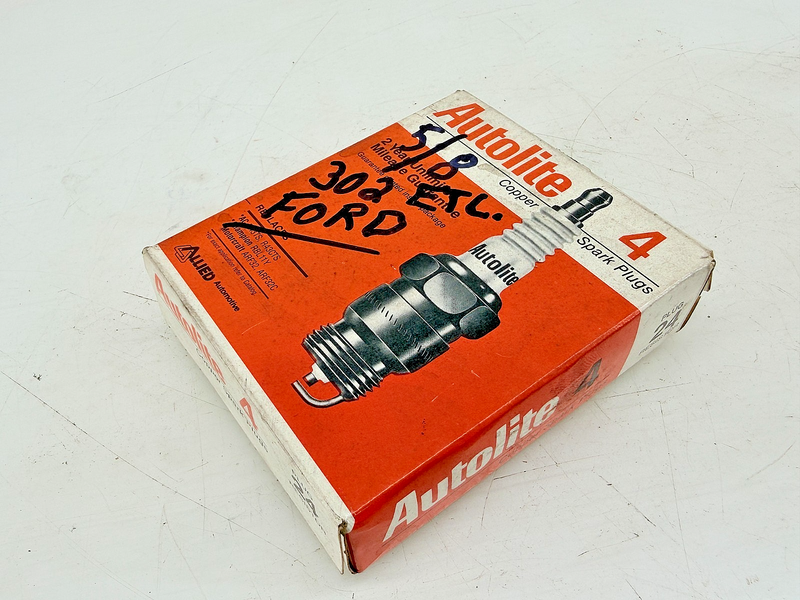 (4) NOS 1970s Ford 302 Autolite 24 Resistor Spark Plugs ARF32 C75-54