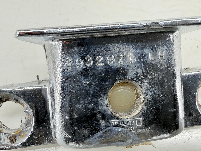 OEM 1968 - 1982 CHEVY CORVETTE PAIR T-TOP ALIGNMENT HOUSING RH LH 3932972 E9-37