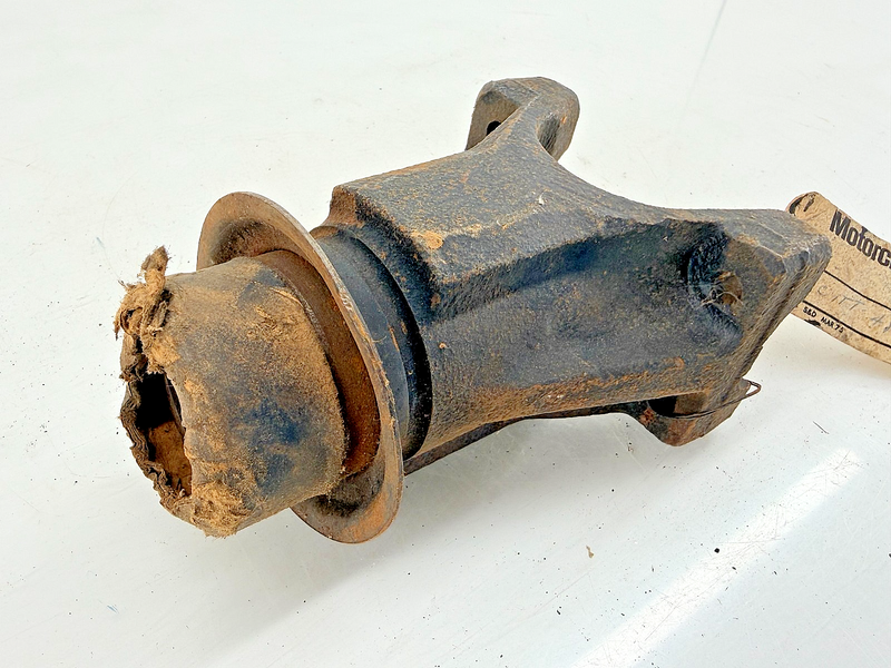 NOS OEM FORD 1960 GALAXIE REAR AXLE JOINT FLANGE ASSY C0AW-4851-B C64-36