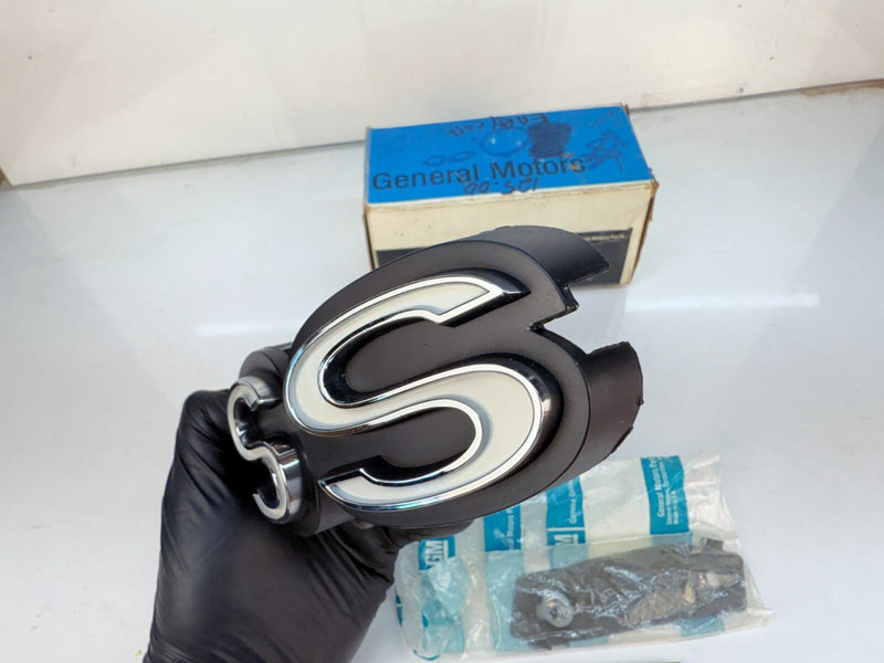 NOS EARLY CAST 1971 CHEVROLET CHEVELLE EL CAMINO SS GRILLE EMBLEM 3991036 B61-5