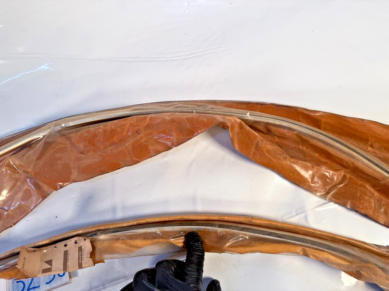 (1) NOS 1984 AMC Jeep Renault Fender Trim Moulding 8131766 84 S2-38