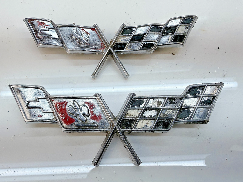 OEM 1979 Chevrolet Corvette PAIR Gas Fuel Door Emblem 471295 E8-70