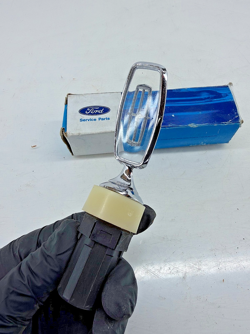 NOS 1985 1986 1987 LINCOLN Chrome Hood Ornament Emblem F00Y-16850-A C56-25
