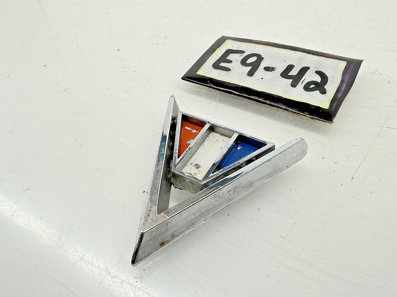 OEM 1964 Chevy Malibu Impala Fender Emblem 3840317 E9-42