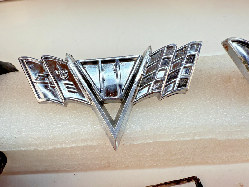 1963 - 1967 Chevy V8 FENDER EMBLEMS 3840318 Chevelle Vette Nova Impala B32-271