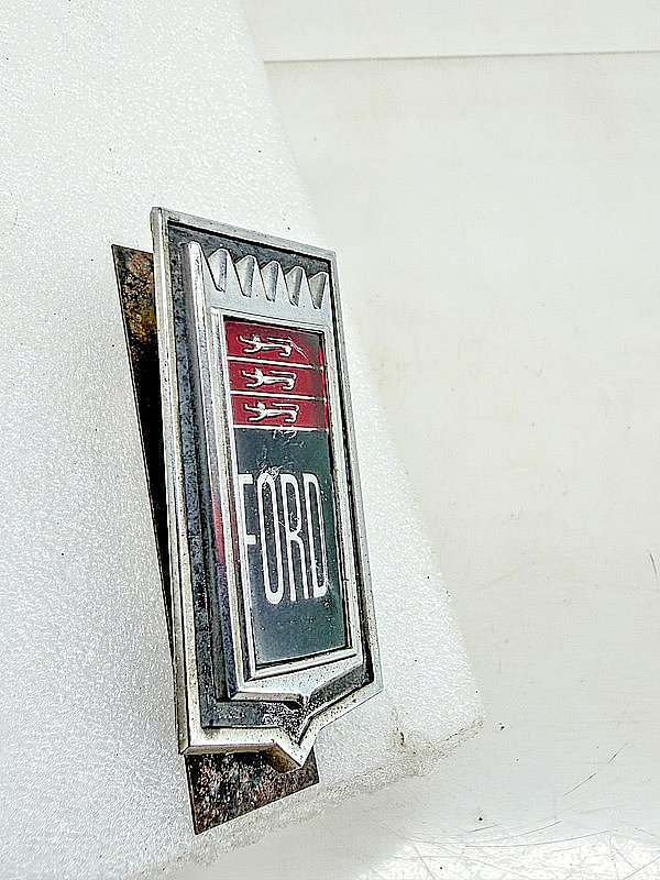 OEM 1971 1972 FORD CREST TRUNK HOOD EMBLEM 3 LIONS D1AB-8B369-BEC E10-32