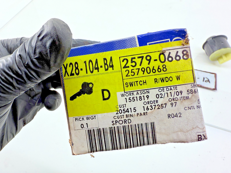 NEW OEM GM 2002-09 TRAILBLAZER ENVOY REAR WINDOW WIPER SWITCH 15074680 C30-12