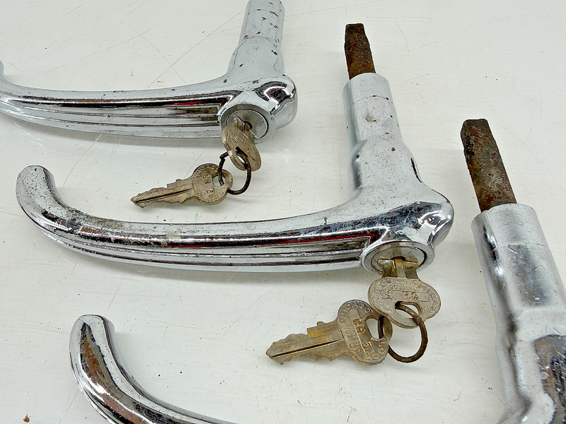 (1) Vintage 1930s 1940s CHEVY GM GMC Deck Lid Trunk Handle w/ Lock & Key C34-40