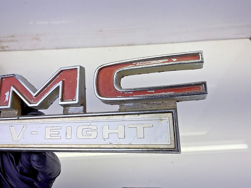 OEM 1967 - 1972 GMC Pickup Truck 1500 V-EIGHT FENDER EMBLEM 646067 Badge E8-75