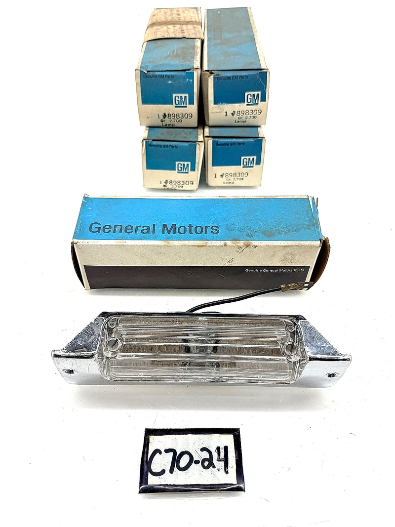 (1) NOS 1957 Chevrolet BelAir 210 Rear License Plate Light Lamp 898309 C70-24